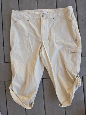 Danskin Cream Capri Cargo Pants